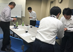 名刺交換のようす.png